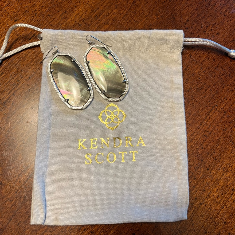 Kendra Scott Elle Silver Drop Earrings in Black Mother of Pearl